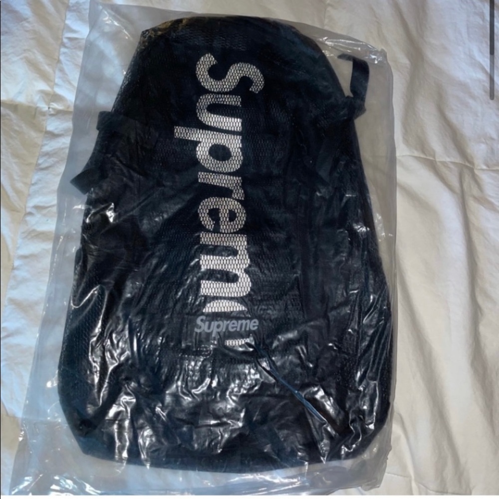 SUPREME SS21
